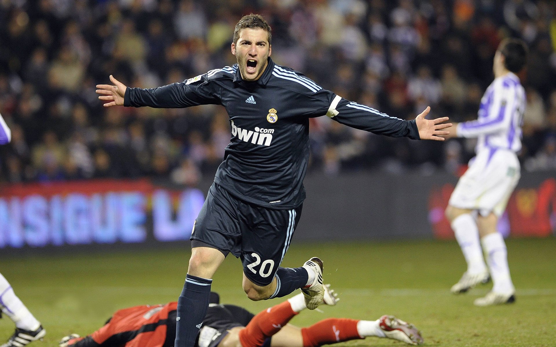 JackeyLove重返赛场，爆冷首场状态出色，澳大利亚队观众沸腾！观众掌声雷动